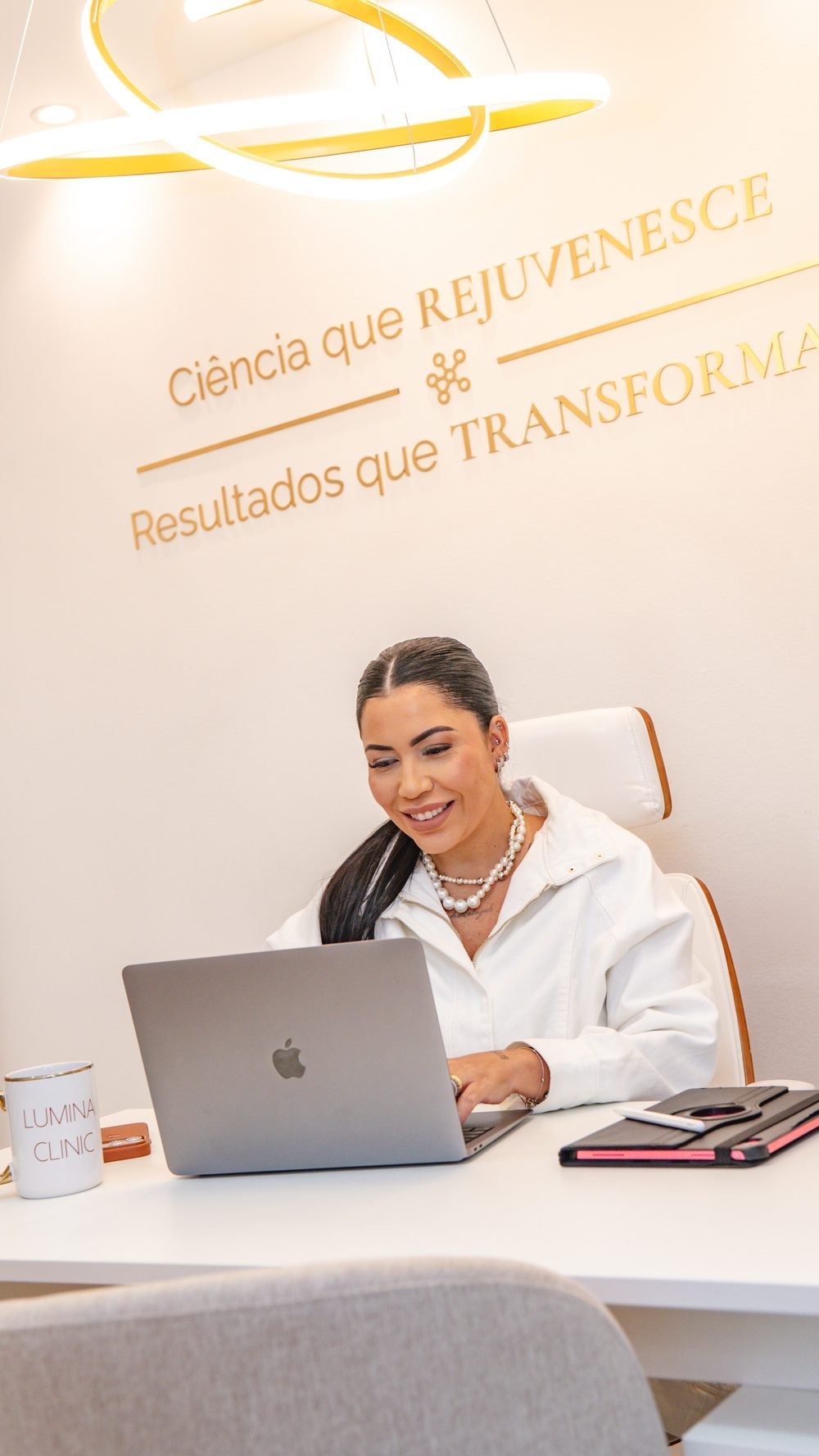 Dra. Ana Lee em atendimento na Lumina Clinic