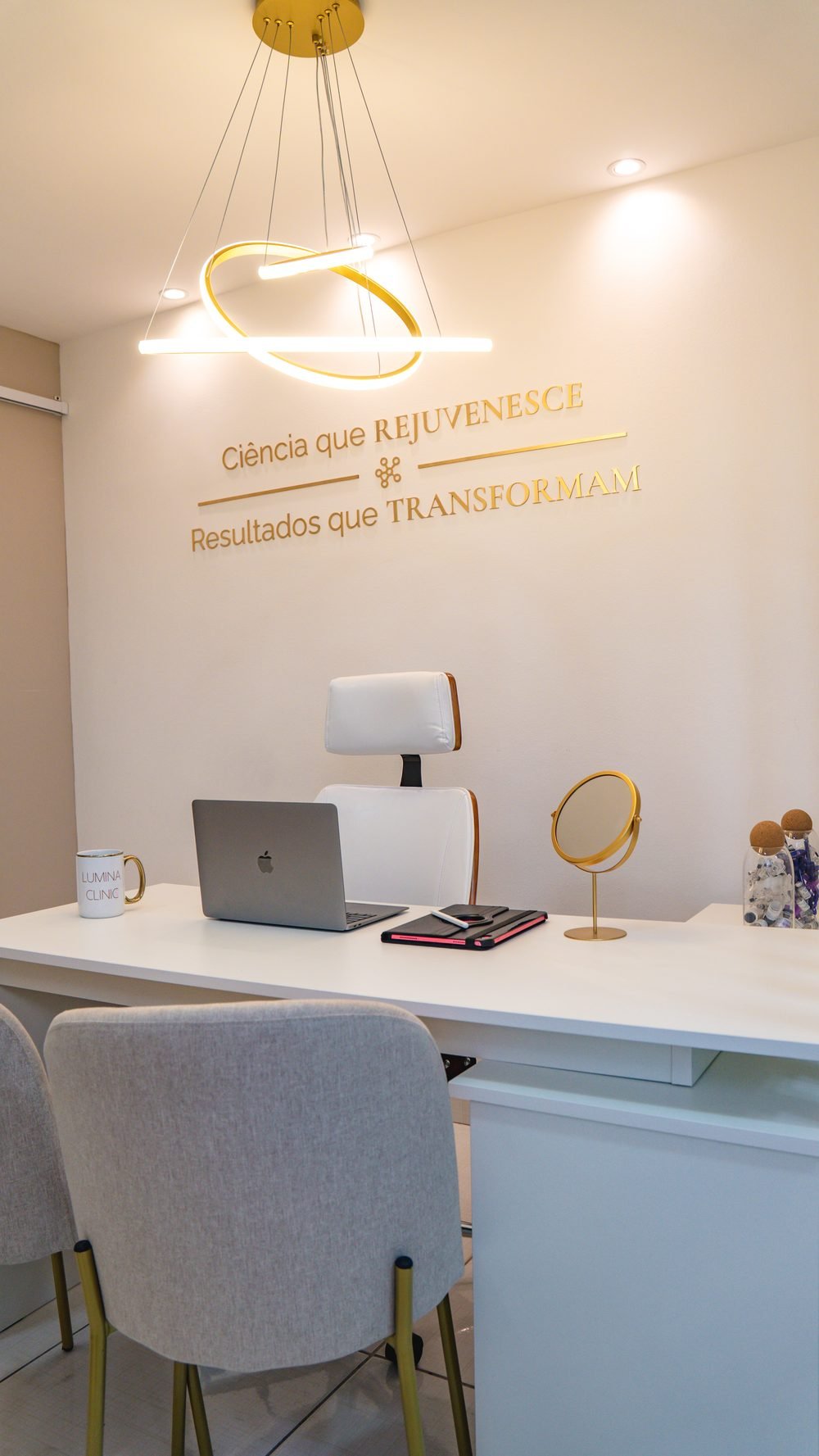 Espaço de avaliação da Lumina Clinic, com poltronas e a mesa de atendimento