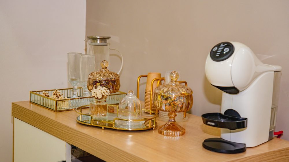 Cantinho de cortesias da Lumina Clinic, com café e água de boas-vindas