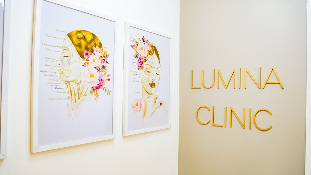 Recepção da Lumina Clinic, em Del Castilho, com o letreiro e as artes da marca