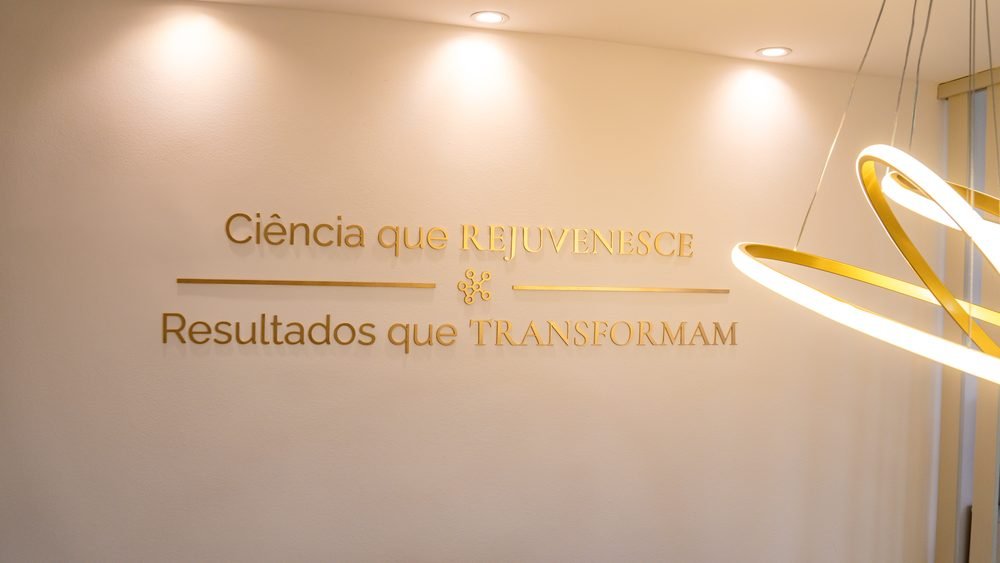 Parede assinatura da Lumina Clinic: Ciência que rejuvenesce, resultados que transformam